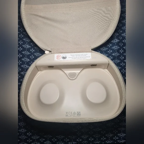 Eufy Breast Pump Charger Case - Picture 5 of 10